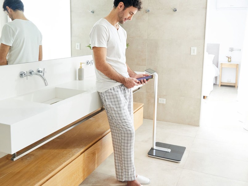 Mann sieht seine Messergebnisse in der App "beurer HealthManager Pro"