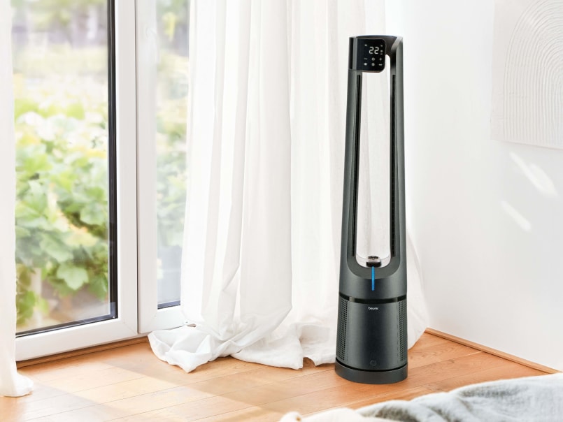 2-in-1 Ventilator & Luftreiniger LV 500 steht in einem hellen Raum vor einem weißen Vorhang neben einer Terrassentür