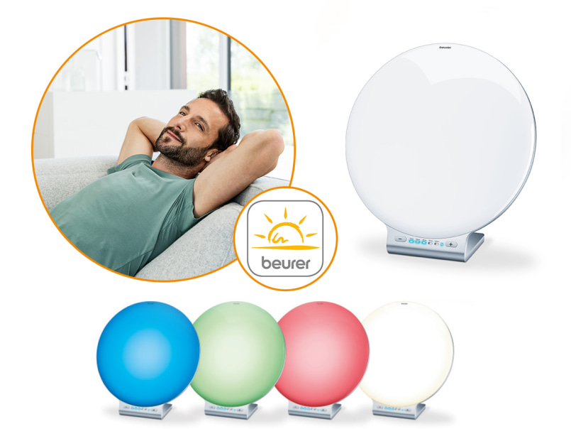 Runde, weiße Tageslichtleuchte mit Bedienelementen und Farben Blau, Grün, Rot und Weiß, dazu ein entspannter Mann auf Sofa.