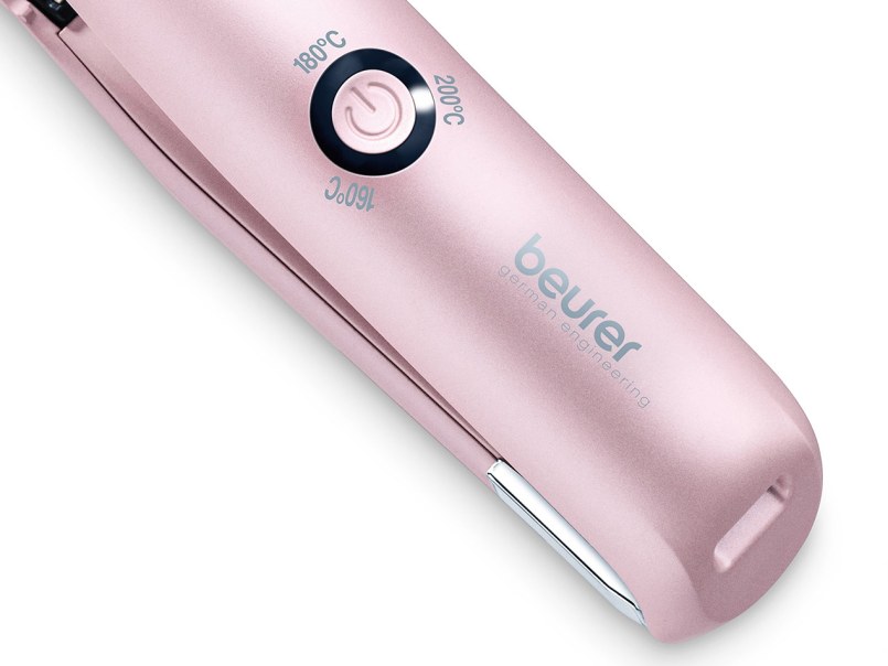 Nahaufnahme eines rosa Beurer Akku-Haarglätters mit Temperaturanzeige und Ein-/Ausschalter.