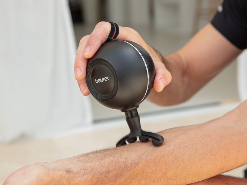 Close up Massage am Arm mit Bogenaufsatz