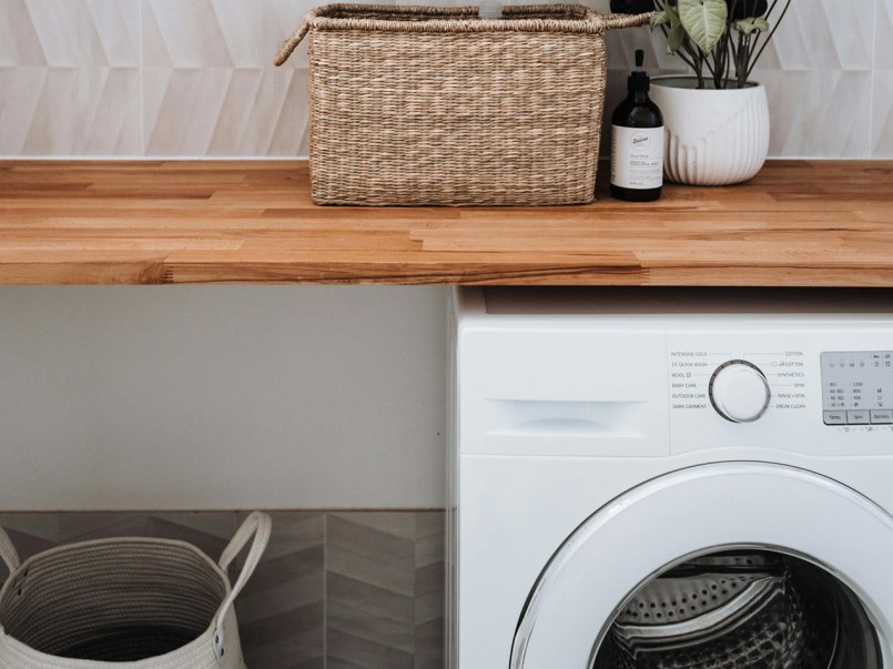 Waschküche mit Waschmaschine und Waschutensilien