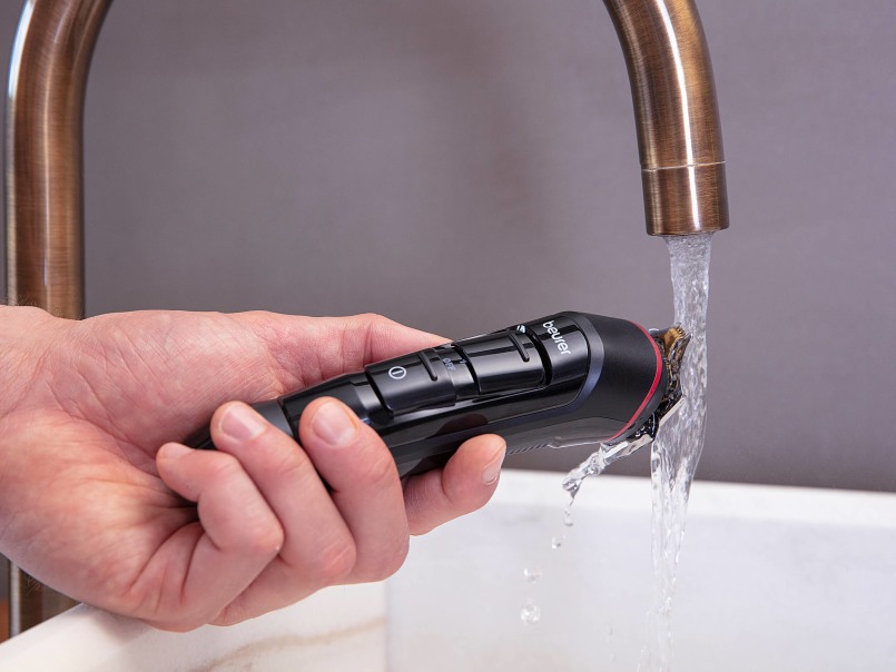 Rasierer MN9X wird unter fließendem Wasser gereinigt