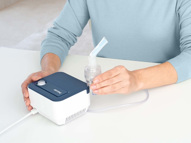 Frau hält den Beurer IH 16 in der Hand