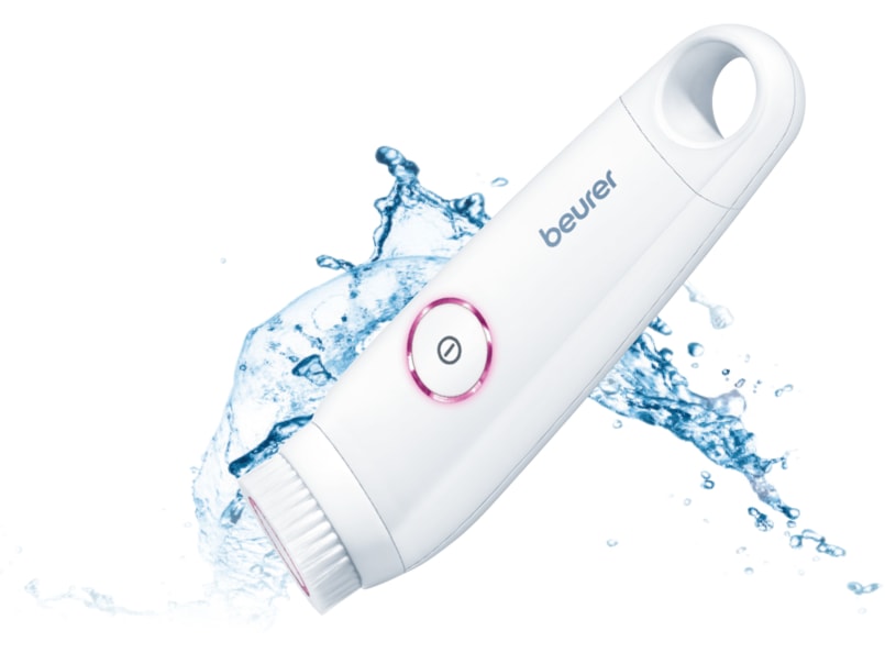 Weiße elektrische Gesichtsbürste von Beurer mit rundem Bürstenkopf und Ein-/Ausschaltknopf, vor blauem Wasserspritzer.