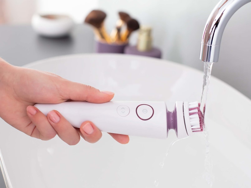 Reinigung der Gesichtsbürste unter Wasser