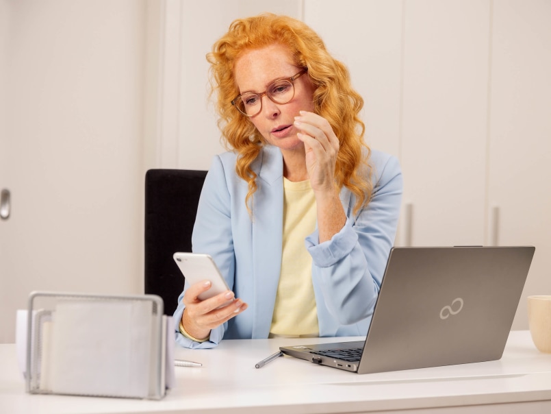 Frau empfängt den Notruf über das Smartphone