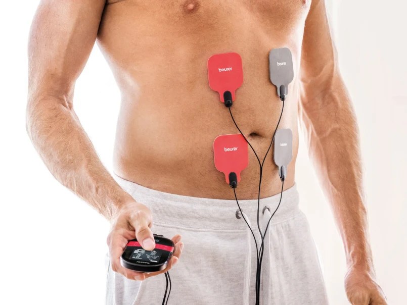 Mann Oberkörper frei hat die elektroden an seinem Bauch angeheftet