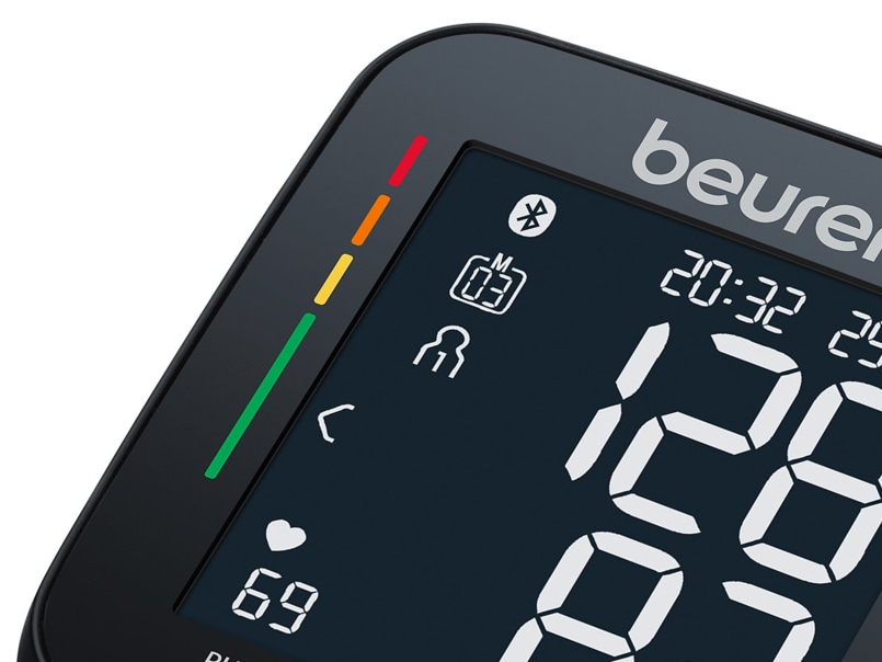 Nahaufnahme des Displays des Beurer BC 54 mit Blutdruckwerten, Herzfrequenzanzeige und farbiger Messskala