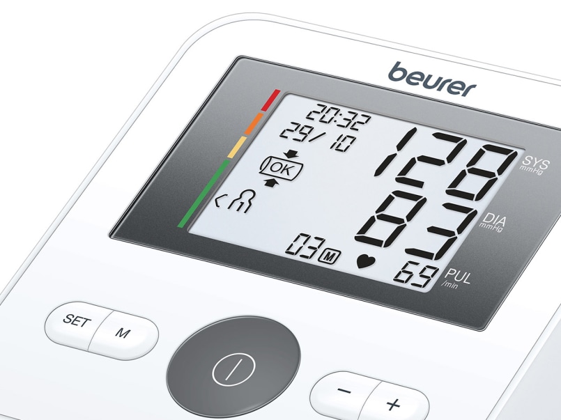 Großes Display des BM 27 von Beurer, das Blutdruckwerte, Pulsfrequenz, Datum, Uhrzeit und eine farbige Messskala anzeigt