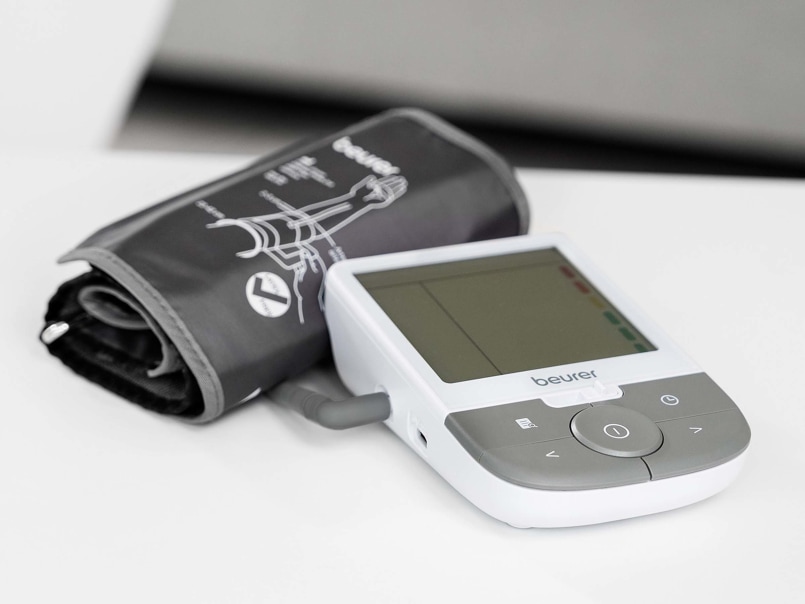 Oberarm-Blutdruckmessgerät von Beurer mit Manschette und digitalem Display