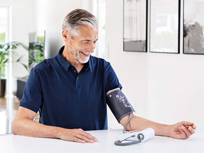 Mann misst Blutdruck mit BM 96 von Beurer