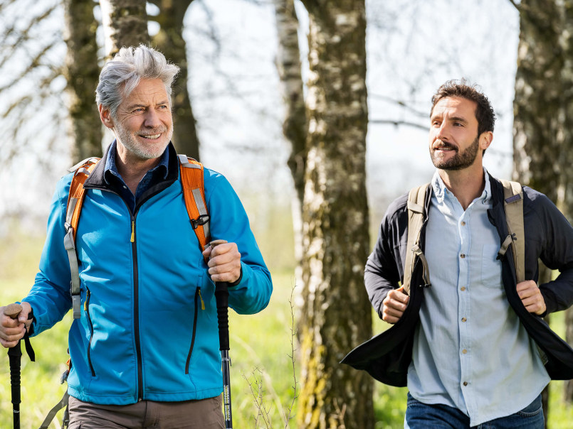 Älterer und jüngerer Mann sind wandern
