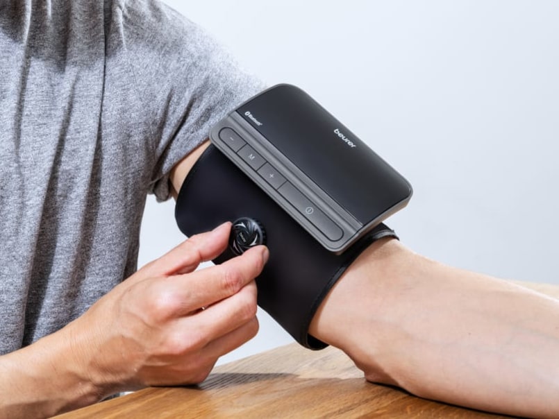 Festdrehen des Blutdruckmessgerätes