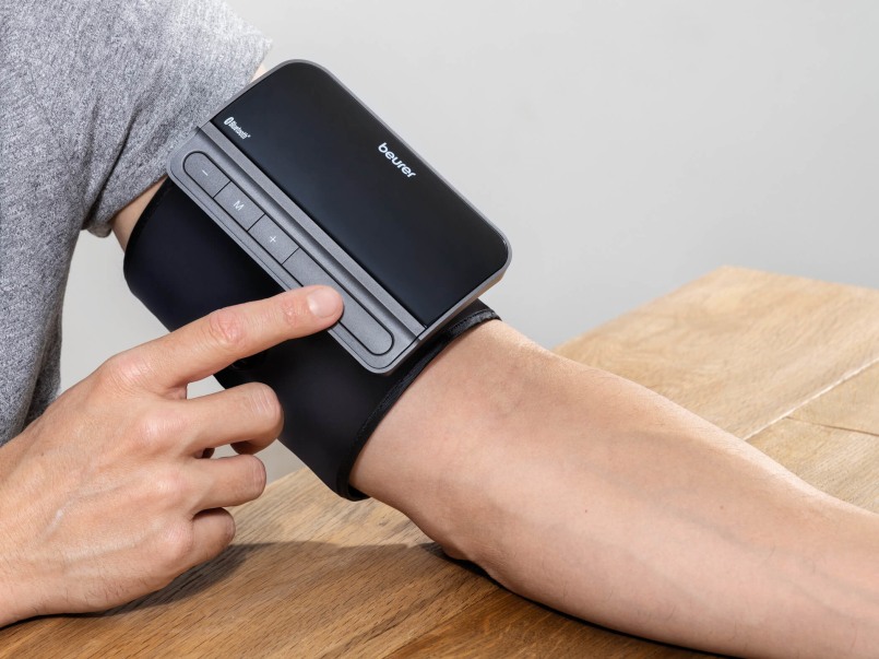 Starten des Blutdruckmessgerätes per Knopfdruck