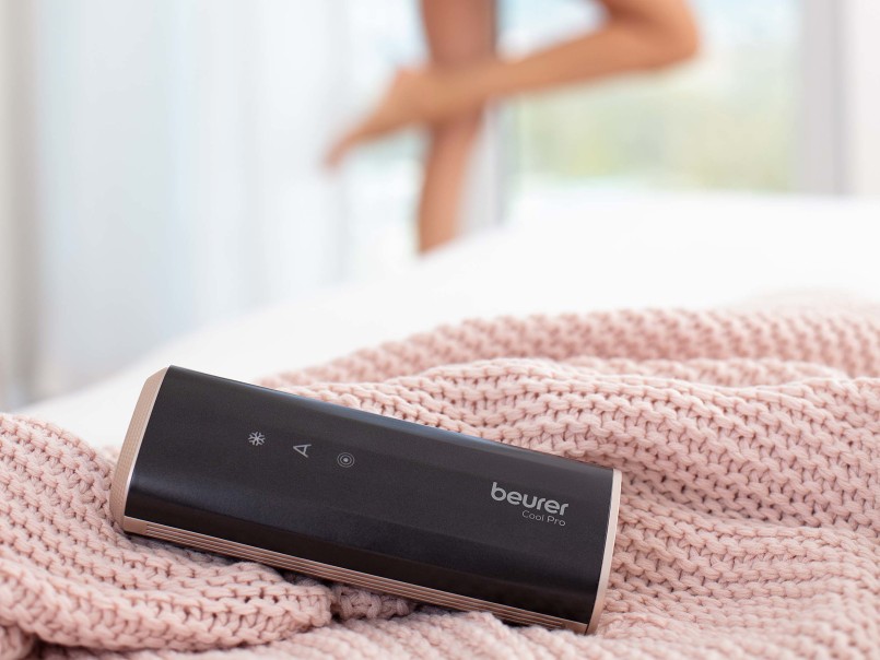 Beurer IPL 7800 IPL-Gerät auf dem Bett