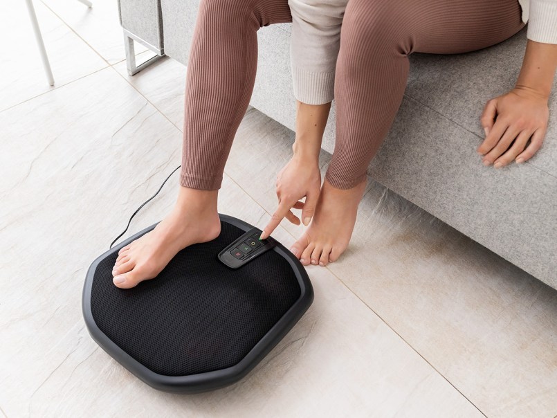 Massagekissen auf dem Boden als Fußmassagegerät verwendet