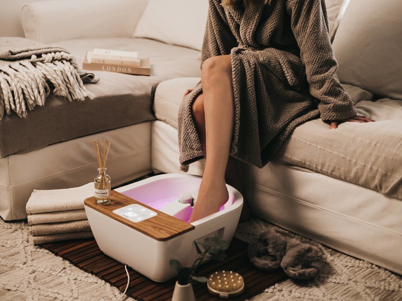 Fußbad in der Anwendung von der Couch aus