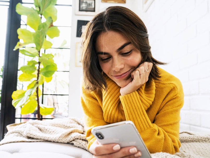 Frau überprüft ihre Messergebnisse auf ihrem Smartphone