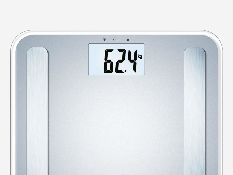 Digitale Diagnosewaage mit LCD-Anzeige, die 62,4 kg anzeigt, mit zwei länglichen Metallflächen auf der Trittfläche.