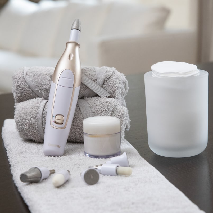 Draadloze manicure- en pedicureset in de badkamer