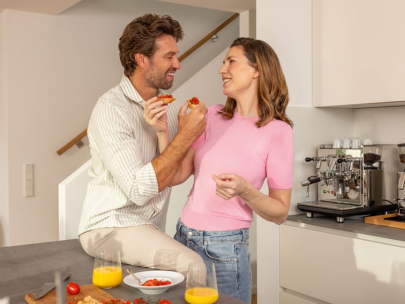 Paar frühstückt gemeinsam in der Küche