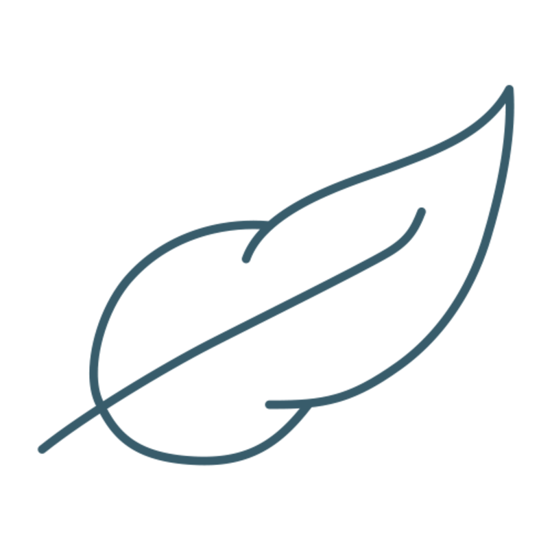 OEKO-TEX Logo, Frau mit Heizdecke auf Sofa