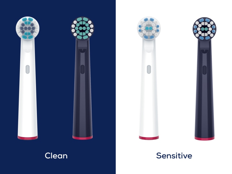 Die 4 kompatiblen Aufsteckbürsten Clean, Clean Eco (beide vor blauem Hintergrund), Sensitive, Sensitive Eco (vor weißem Hintergrund) nebeneinander