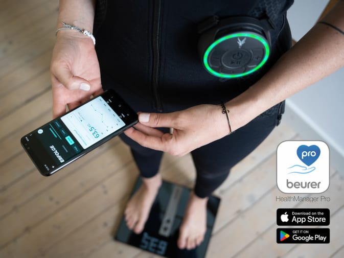 Eine Person wiegt sich nach dem Training mit dem EMS Anzug von Antelope.