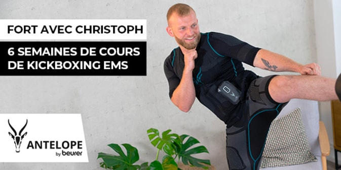 L'entraîneur personnel Christoph présente son plan d'entraînement EMS pour le kickboxing sur YouTube.