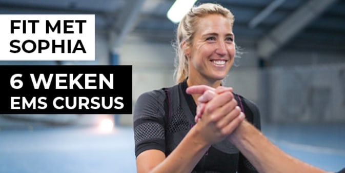 Tennisster en fitnesstrainster Sophia voert een squat uit in het mobiele EMS-pak van Antelope. Ze staat rechts op de foto en lacht naar de camera. Links staat in witte letters "Fit met Sophia - 6 weken EMS cursus".