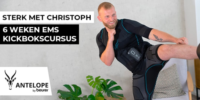 Personal trainer Christoph laat zijn EMS-trainingsplan voor kickboksen zien op YouTube.