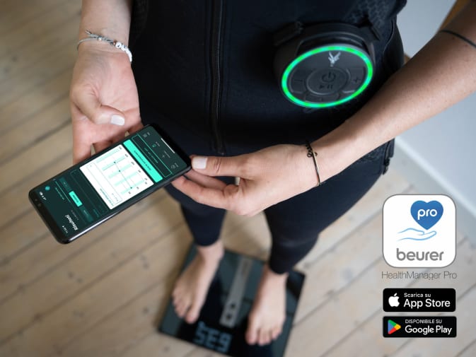 Una donna sale su una bilancia intelligente Beurer e tiene traccia della sua perdita di peso nell'app Antelope Go.