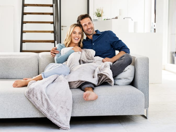 Selimut listrik Beurer HD 150 XXL - Aplikasi gambar pasangan di sofa dengan selimut listrik