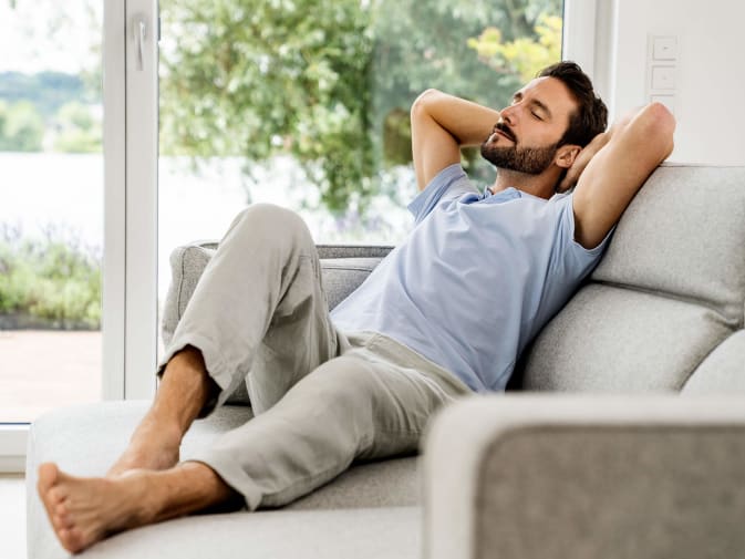 Image de marque Beurer Homme se détend sur le canapé