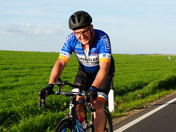 Stefan Feilen on his racing bike after his preparation with the EMS suit from Antelope.