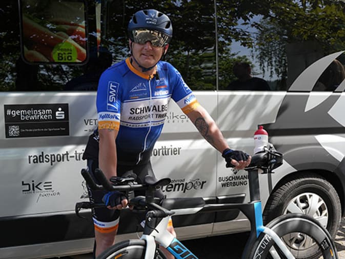 Stefan Feilen is happy after the successful bike race following his training with the EMS suit from Antelope.