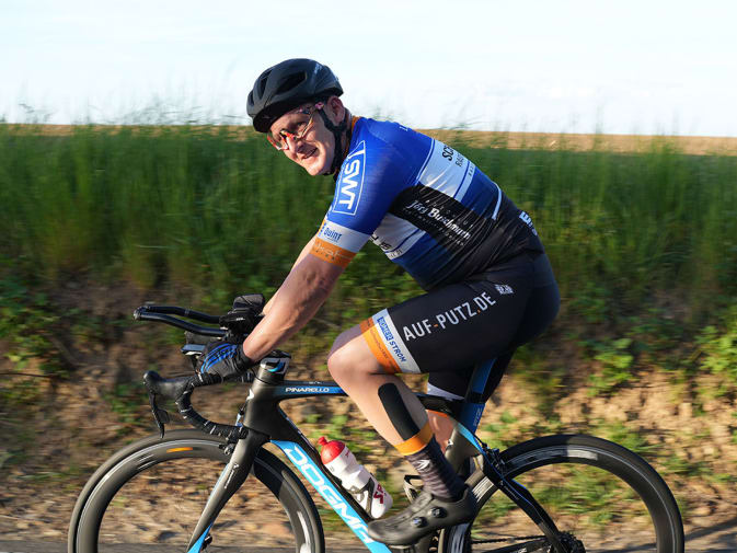 Der Profiradsportler Stefan Feilen integriert das EMS Training von Antelope in seine Radtouren.