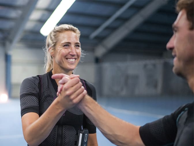 Tennis player Sophia is happy with another person about her success with EMS training in tennis.