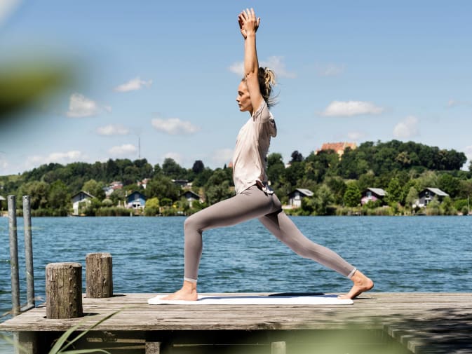 Beurer Imagebild Frau macht Sport mit See im Hintergrund