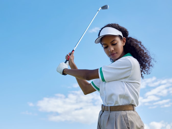 Eine Frau nutzt das EMS Training von Antelope zur Verbesserung ihrer Leistungen im Golfen.