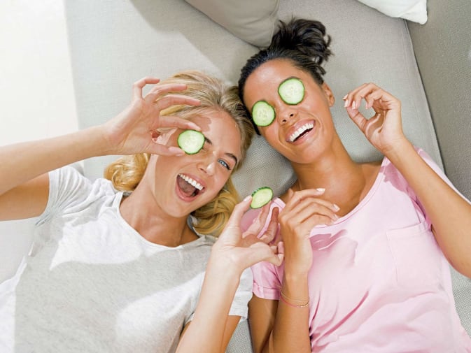 Immagine immagine Beurer bellezza cura del viso con 2 donne - cetrioli sugli occhi