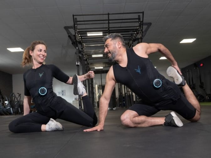 Ein Mann und eine Frau nutzen die Vorteile von EMS Training mit Antelope für ihre Regeneration.