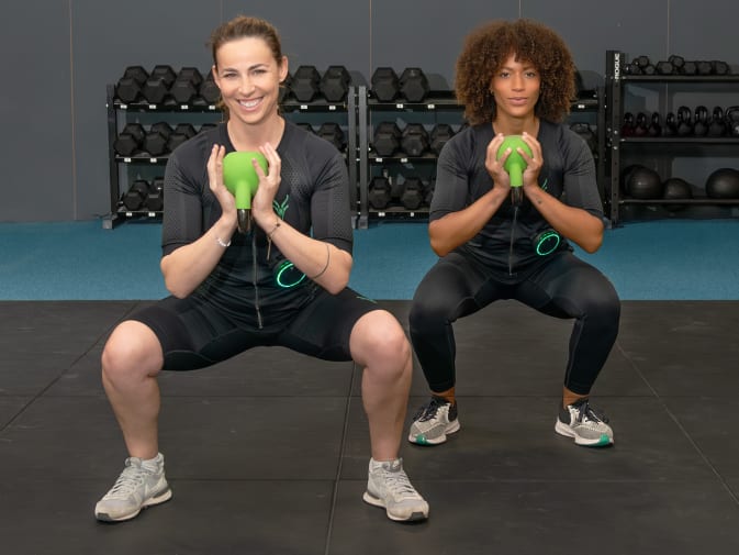 Twee vrouwen gebruiken het EMS-pak van Antelope in de sportschool.