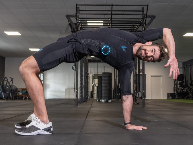 Ein Mann macht ein Ganzkörperworkout im mobilen EMS Anzug von Antelope im Fitnessstudio