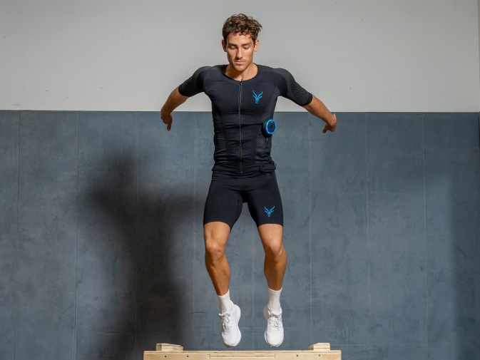 Ein Mann führt ein Fitness Workout in dem EMS Anzug von Antelope durch.