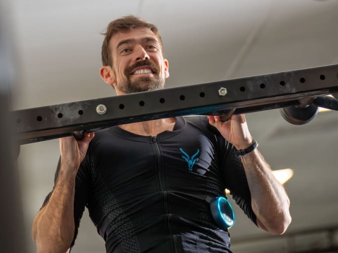 Ein Mann hat Freude am EMS Training von Antelope im Fitnessstudio.