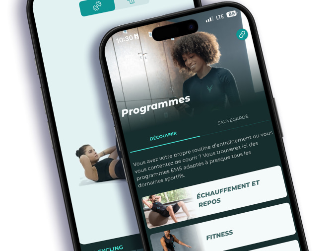 Sur un smartphone noir, on peut voir les programmes EMS de l'application Antelope Go. En haut, dans le coin, on peut lire "Training" en blanc, et en dessous, les catégories de programmes "Warm Up & Cool Down", "Fitness", "Sport" et "Renforcement musculaire" en turquoise avec de petites images.
