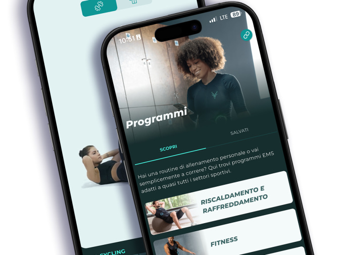 I programmi EMS dell'app Antelope Go sono visibili su uno smartphone nero. In alto, nell'angolo, c'è la scritta "Training" (allenamento) in caratteri bianchi, sotto la quale sono riportate le categorie di programmi "Warm Up & Cool Down" (riscaldamento e raffreddamento), "Fitness", "Sport" e "Strength Building" (potenziamento) in caratteri turchesi con piccole immagini.