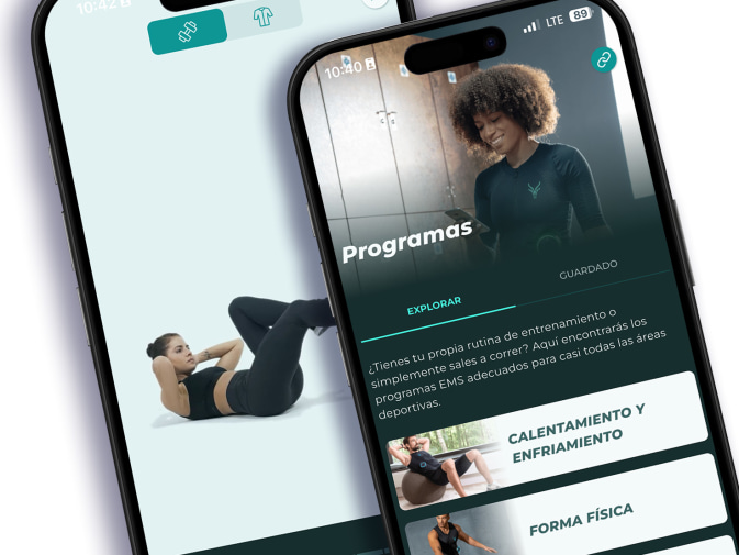 Los programas EMS de la aplicación Antelope Go pueden verse en un smartphone negro. En la esquina superior aparece "Entrenamiento" en letras blancas, debajo de las cuales se muestran las categorías de programas "Calentamiento y vuelta a la calma", "Fitness", "Deporte" y "Fortalecimiento" en letras turquesas con pequeñas imágenes.